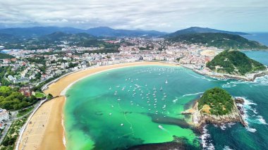 Göz kamaştırıcı hava görüntüleri canlı bir kıyı şehrini çok güzel gösteriyor. Sahilin hemen yanında.