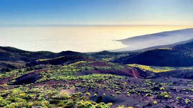 Nefes kesici okyanus manzarasıyla birlikte çarpıcı ve çarpıcı volkanik tepeleri keşfedin.