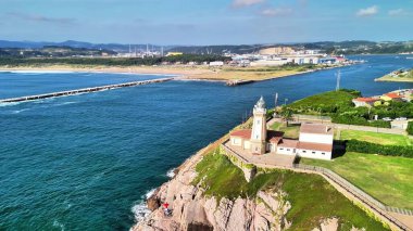 Muhteşem bir hava görüntüsü, sakin bir okyanusu görkemli bir şekilde gören güzel deniz fenerini yakalar.
