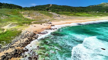 Göz kamaştırıcı derecede el değmemiş bir plajı, canlı turkuaz suları ve havadan bakıldığında yemyeşil suları tecrübe edin.