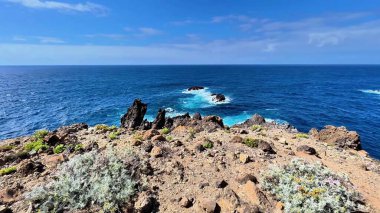 Canlı kayalık oluşumları ve el değmemiş kristal berrak okyanus sularıyla nefes kesici kıyı manzaralarını keşfedin.