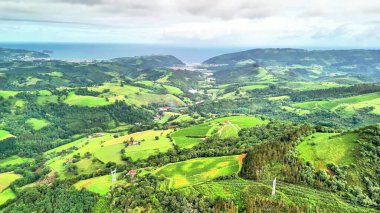 Nefes kesen hava manzaralı yeşil tepeler ve kıyı şeridi, doğa ve turizm içeriği için ideal..