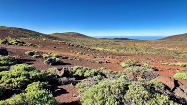 Büyüleyici bir volkanik arazi zengin toprak tonlarını ve yemyeşil gökyüzünü gözler önüne seriyor..