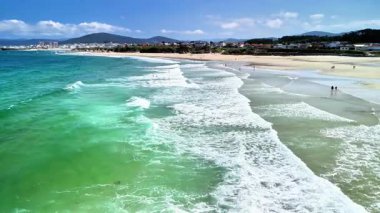 Çarpıcı dalgaları, kumlu kıyıları ve göz alabildiğince canlı turkuaz suları olan çarpıcı bir sahil.