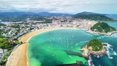 Göz kamaştırıcı hava görüntüleri canlı bir kıyı şehrini çok güzel gösteriyor. Sahilin hemen yanında.