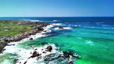 Karanın canlı ve enerjik okyanus dalgalarıyla kusursuz bir şekilde buluştuğu büyüleyici güzellikteki manzarayı yakaladım.