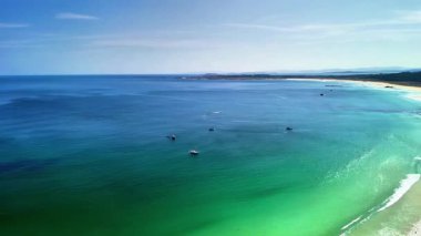 Sersemletici hava çekimleri, canlı turkuaz suları sergiliyor. Pahalı kumlu kıyılarla kusursuz bir şekilde buluşuyor.