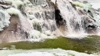 Kışın orman nehri ve şelale. Yüksek kalite 4k görüntü