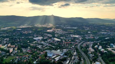 Göz kamaştırıcı bir hava görüntüsü nefes kesici bir manzara yakalıyor. Güneş ışığıyla süslenmiş.