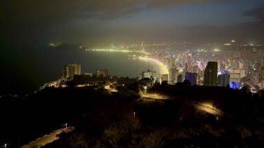 Göz kamaştırıcı bir hava manzarası. Canlı bir şehir. Gece aydınlanıyor. Güzel ışıklar ve büyüleyici bir kıyı şeridi sergiliyor.