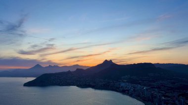 Nefes kesen bir günbatımı sahili ve dağları aydınlatır. Güzellik ve şehir cazibesini gözler önüne serer..