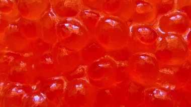 Parlak kırmızı balık yumurtası için göz kamaştırıcı bir yakın çekim. Mutfak görüntülerini ve yemek sunumlarını geliştirmek için mükemmel.