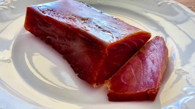 Lezzetli ton balıklı biftekler zarif beyaz bir tabakta sunuluyor, nefis mutfak sunumları için ideal.