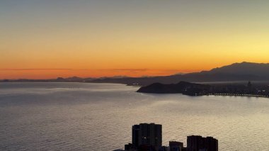 Kıyı şeridinde ve alacakaranlıkta şehrin siluetinde nefes kesici bir günbatımına tanıklık etmek gerçekten unutulmazdır.