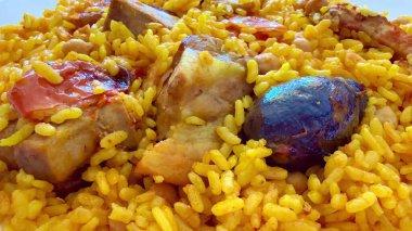 Bu canlı ve iştah açıcı yemek yumuşak ve sulu tavuğu safran pilavı ve taze, olgun domateslerle eşleştirir.