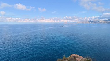 Sakin suları ve güzel gökyüzü olan pitoresk bir deniz manzarası. Kıyı görüntüleri ve rahatlama için mükemmel.