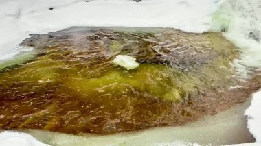 Buzun altında şelale gibi akan suyun çarpıcı görüntüsü güzelliği ve sunduğu kontrastı gözler önüne seriyor.