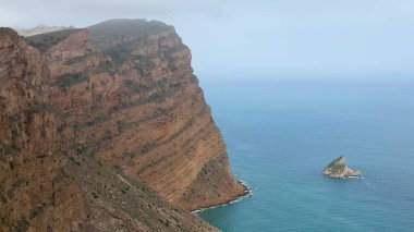 Huzurlu okyanus dalgalarıyla karşılaşan nefes kesen uçurumları tecrübe edin, tüm doğa severler için mükemmel bir varış noktasıdır.