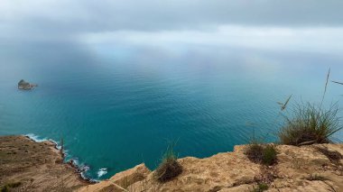 Uçurumların nefes kesen manzarası güzel gökyüzünün altında sakin bir denizle buluşması doğa severler ve yürüyüşçüler için mükemmeldir.