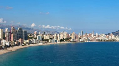Benidorm 'un çarpıcı kıyı şeridi güzel kumlu plajlarını ve berrak mavi sularını gözler önüne seriyor.