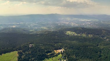Büyüleyici bir hava manzarası aşağıdaki güzel ve dingin vadilerin yanında geniş yeşil dağları gösteriyor.