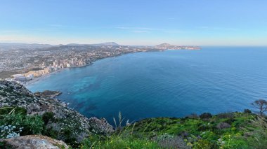 Karşınızda canlı bir kıyı şehrini ve kayalık bir yamacın tepesinden gelen sakin turkuaz suları gösteren çarpıcı bir manzara.
