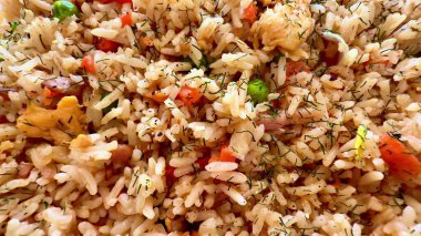 Canlı ve renkli bir tabak kızarmış pirinç, taze sebze ve aromatik otlarla dolu, duyuları gerçekten keyiflendirmek için.