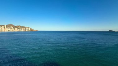 Göz kamaştırıcı ve muhteşem panoramik çekimler sakin okyanus sularının ufuk çizgisi ile kusursuz bir şekilde birleştiğini gösteriyor.