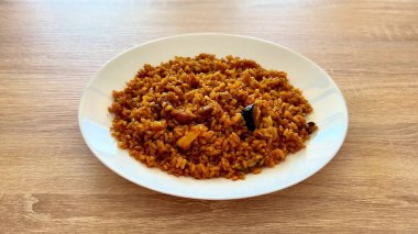 Canlı partiler ve aile toplantıları için mükemmel olan bu harika ve canlı pirinç tabağını keşfedin.