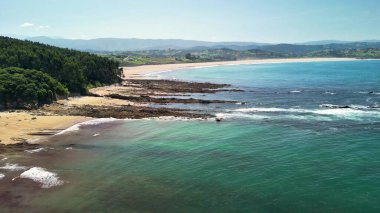 Çarpıcı turkuaz suları, yumuşak kumları ve canlı yeşillikleri olan olağanüstü bir sahili keşfedin.
