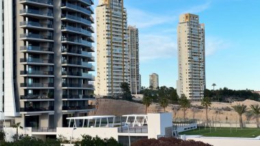 Şık ve modern gökdelen binalar günümüzde yenilikçi çağdaş mimari sergiliyor.