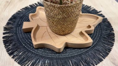 Göz kamaştırıcı, ahşap yaprak şeklinde bir tepsi. Kırsal bir kap içeriyor. Ev dekorasyonunu geliştirmek için mükemmel.