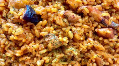 Canlı ve renkli bir tabak lezzetli pirinçli taze tavuk ve bir dizi aromatik baharat.