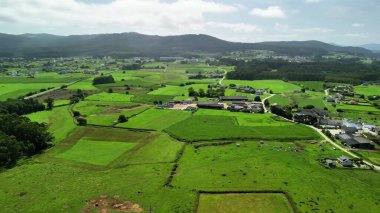 Uçsuz bucaksız, yemyeşil alanları ve sakin kırsal manzaraları gösteren kesinlikle çarpıcı bir hava manzarası.