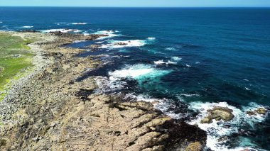 Engebeli kıyı şeridinin havadan görünüşü canlı okyanusla harmanlanmış, muazzam güzellikler sergiliyor.