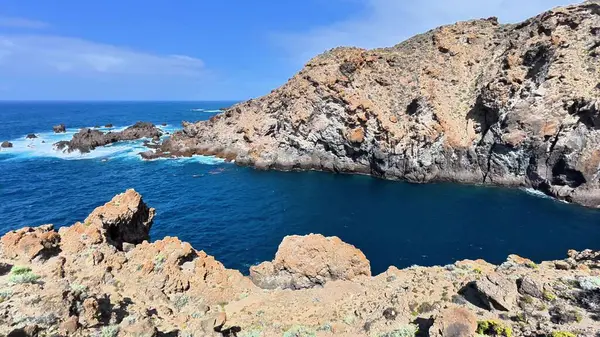 Engebeli kayalık kıyı şeritlerinin ışıldayan turkuaz okyanus dalgalarıyla güzelce buluştuğu nefes kesici sahneler.