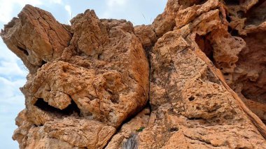 Karmaşık kaya oluşumlarını keşfedin ve bu büyüleyici kayalıklarda görünen büyüleyici dokularla birlikte keşfedin.