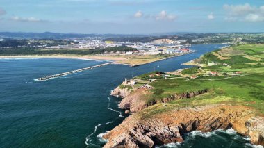 Nefes kesen sahilin, limanın ve engebeli kayalıkların nefes kesici, büyüleyici manzarası.