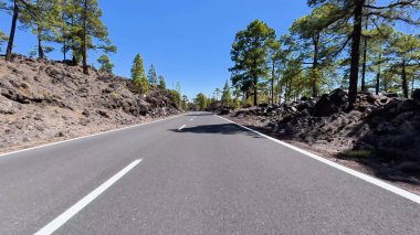 Göz kamaştırıcı volkanik kaya oluşumlarıyla harmanlanmış, yemyeşil çam ağaçları arasında gezinen muhteşem bir yol.