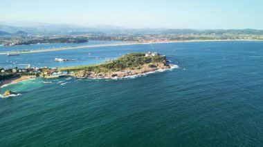 Kesinlikle göz kamaştırıcı bir hava manzarası turkuaz sularla çevrili güzel bir kıyı adasını gösteriyor.