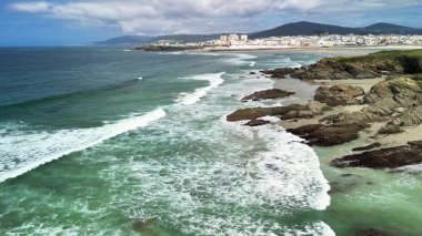 Dalgaların kayalara çarptığı çarpıcı kıyı şeridinin hava manzarası nefes kesici bir manzarayı ortaya çıkarıyor.