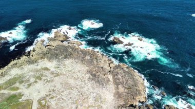 Nefes kesen hava görüntüleri çarpan dalgalar ve canlı okyanus renkleriyle çarpıcı engebeli kıyı şeridini yakalıyor.