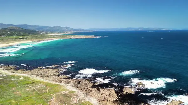 Göz kamaştırıcı kıyı manzaraları, turkuaz suların ve kayalık kıyı şeritlerinin nefes kesici manzaralarını sunar.