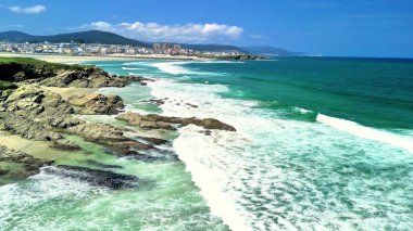 Göz kamaştırıcı kıyı manzarası. Güzel dalgalar, kayalık kıyılar ve bereketli yemyeşil alanlar.