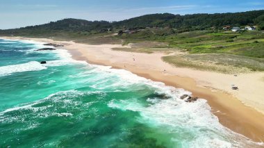 Güzel turkuaz suları ve altın kumları gözler önüne seren bu nefes kesici ve çarpıcı sahneyi keşfedin.