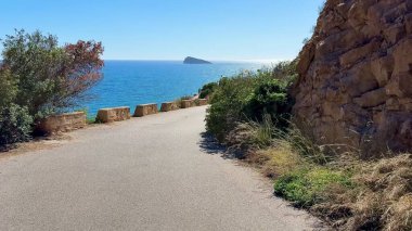 Nefes kesici okyanus manzarası ve muhteşem doğal manzaralar sunan çarpıcı bir sahil yolu boyunca bir yolculuğa çıkın.