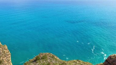 Muhteşem uçurumların nefes kesici manzarası berrak okyanusla çarpıcı bir şekilde buluşuyor, tüm doğa severler için mükemmel.