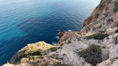 Sakin bir deniz manzarası doğa severler ve gezginler için idealdir. Unutulmaz bir deneyim sunar.