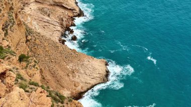 Canlı mavi denizle buluşan ve doğanın gerçek güzelliğini gösteren muhteşem uçurumları tecrübe edin.
