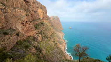 Dramatik uçurumlar, turkuaz sular ve yemyeşil sularla nefes kesici kıyı manzaraları.